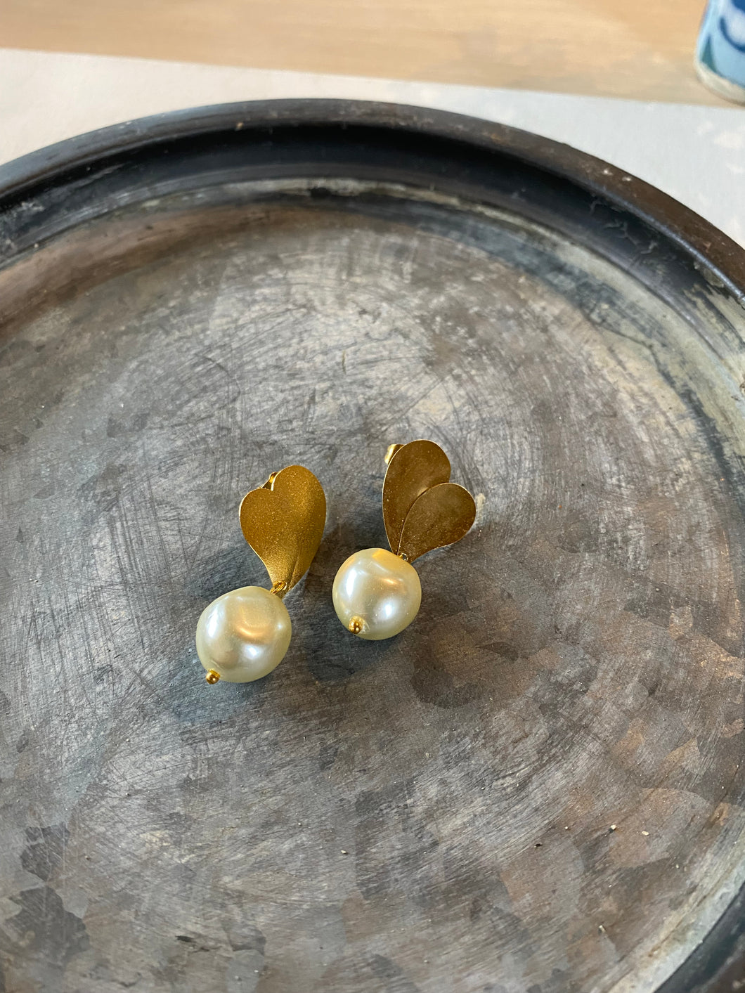 Large pearl gold heart earrings