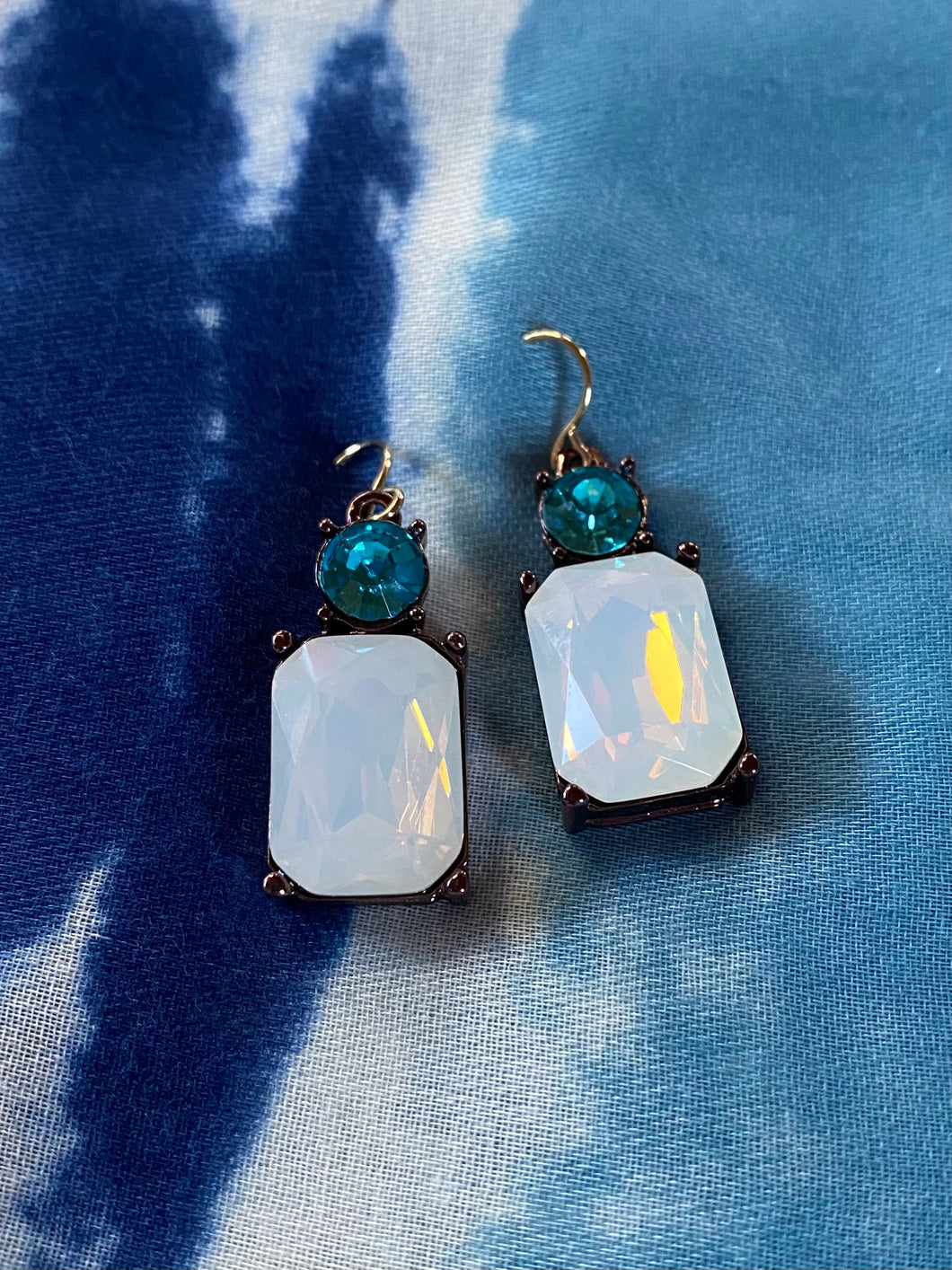 Art Deco earrings opaque white/turquoise